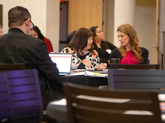 two attendees in discussion 